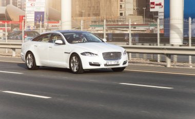 Dubai, Birleşik Arap Emirlikleri 20 Şubat 2018: beyaz Jaguar yolda rides