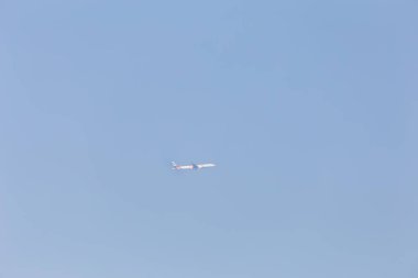 Dubai, Birleşik Arap Emirlikleri 14 Şubat 2018: Airbus a330 uçak Emirlikleri çıkartıyor mavi gökyüzüne karşı