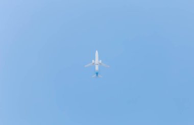 Dubai, Birleşik Arap Emirlikleri 14 Şubat 2018: yolcu uçağı kesinlikle aşağıdan yukarıya görüntünün merkezinde