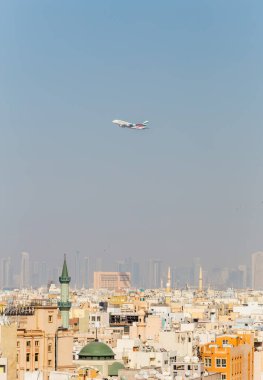 Dubai, Birleşik Arap Emirlikleri 14 Şubat 2018: Ev ve cityscape arka planı Airbus a380 havayolu şirketi Emirates çıkartıyor