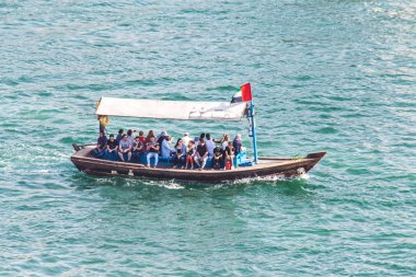 Dubai, Birleşik Arap Emirlikleri 14 Şubat 2018: Su turist ulaşım: arka plan zümrüt suların turist bir teknede