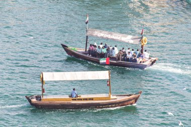 Dubai, Birleşik Arap Emirlikleri 14 Şubat 2018: Su turist ulaşım: arka plan zümrüt suların turist bir teknede