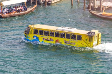 Dubai, Birleşik Arap Emirlikleri 14 Şubat 2018: Su turist ulaşım. su turist ulaşım: zümrüt su arka plan üzerinde turist nehir sarı otobüs