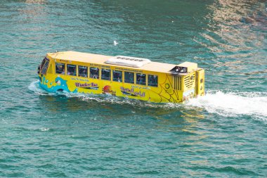 Dubai, Birleşik Arap Emirlikleri 14 Şubat 2018: Su turist ulaşım. su turist ulaşım: zümrüt su arka plan üzerinde turist nehir sarı otobüs