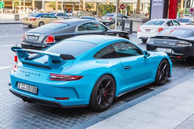 Dubai, Birleşik Arap Emirlikleri 14 Şubat 2018: Porshe bir şehir sokak üzerinde