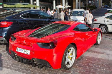 Dubai, Birleşik Arap Emirlikleri 14 Şubat 2018: kırmızı Ferrari 458 Park yerinde
