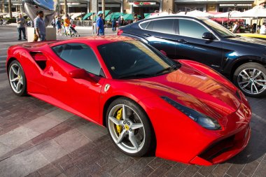 Dubai, Birleşik Arap Emirlikleri 14 Şubat 2018: kırmızı Ferrari 458 Park yerinde