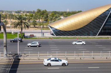 Dubai, Birleşik Arap Emirlikleri 14 Şubat 2018: arabalar hareket yüksek hızlı şehir karayolu üzerinde