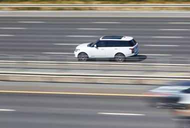 Dubai, Birleşik Arap Emirlikleri 14 Şubat 2018: arabalar hareket yüksek hızlı şehir karayolu üzerinde