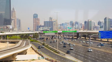 Kutup şehir gökdelenler çerçevede bir yol işaretleri