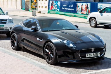 Dubai, Birleşik Arap Emirlikleri 14 Şubat 2018: Blacj Jaguar bir şehir sokak üzerinde