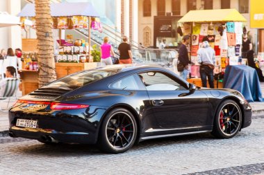 Dubai, Birleşik Arap Emirlikleri 14 Şubat 2018: Siyah Porshe bir şehir sokak üzerinde