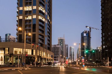 Dubai, Birleşik Arap Emirlikleri 14 Şubat 2018: Crossroads gece modern şehir içinde. İnsanlar ve arabalar