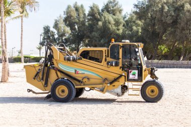 Dubai, Birleşik Arap Emirlikleri 14 Şubat 2018: Plaj temiz makine sahilde