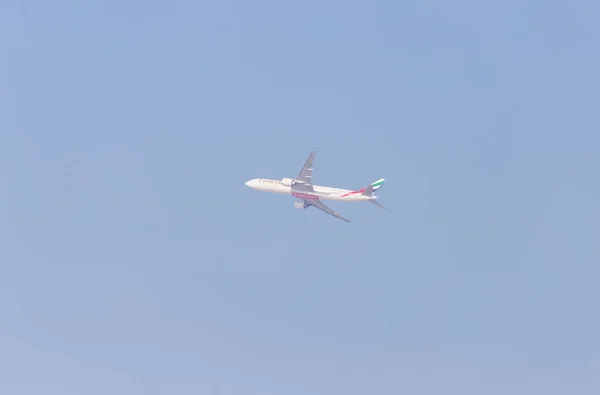 ドバイ アラブ首長国連邦 2018 エアバス A330 航空会社エミレーツ脱ぐ青空 — ストック写真