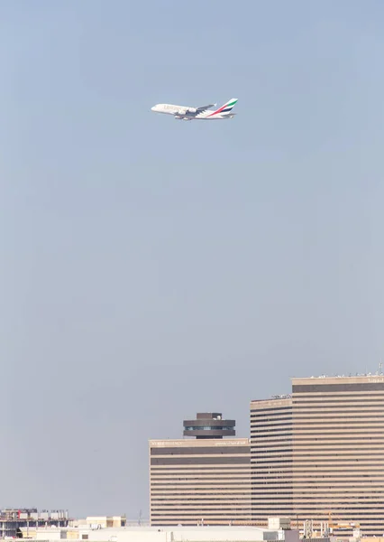 Dubai Uae Februari 2018 Airbus A380 Luchtvaartmaatschappij Emirates Opstijgt Tegen — Stockfoto