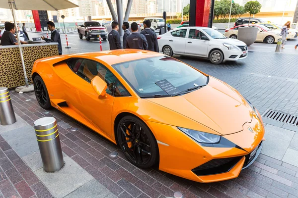 Dubai Emirados Árabes Unidos Fevereiro 2018 Orange Lamborghini Gallardo Estacionamento — Fotografia de Stock