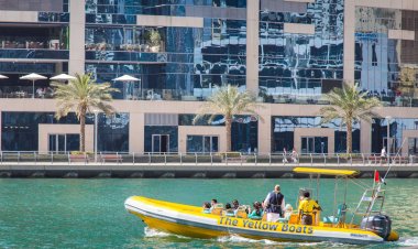 Dubai, Birleşik Arap Emirlikleri 17 Şubat 2018: sarı hava ile şişirilen motorlu tekne turist waterfront arka plan üzerinde