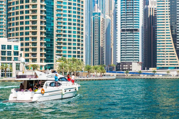 Dubai Uae February 2018 White Yacht Sails Bay Modern Skyscrapers — Stock Photo, Image