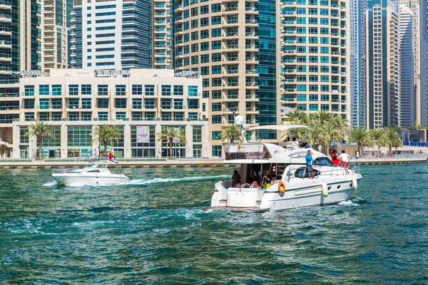 Dubai Uae February 2018 White Yacht Sails Bay Modern Skyscrapers — Stock Photo, Image