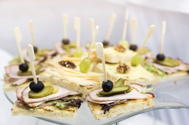 Aperatifler ve bir kahve molası için club sandviç. Yemek ve dekorasyon yemekleri