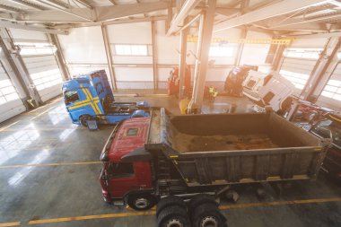 Ufa, Rusya Federasyonu. 16 Mart 2018: Servis bakım ve onarım kamyon büyük bir garajda. Bahşiş ve kamyon hangarda. Taşımacılık ve Lojistik
