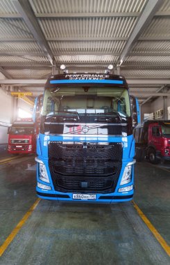 Ufa, Rusya Federasyonu. 16 Mart 2018: Volvo kamyon büyük garaja modern bir. Bakım ve onarım kamyon