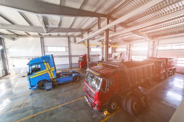 Ufa, Rusya Federasyonu. 16 Mart 2018: Servis bakım ve onarım kamyon büyük bir garajda. Bahşiş ve kamyon hangarda. Taşımacılık ve Lojistik