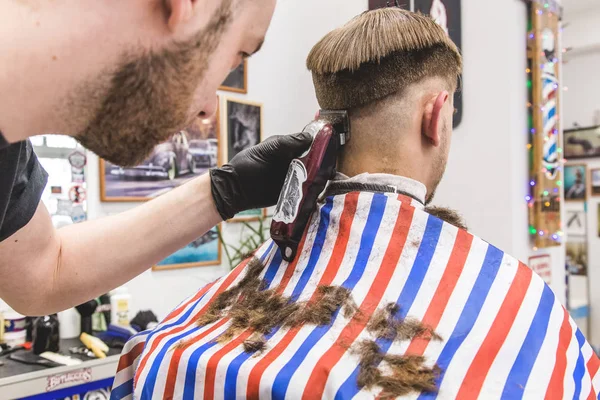 Κούρεμα Των Ανδρών Στο Κουρείο Master Barber Κάνει Ένα Κούρεμα — Φωτογραφία Αρχείου