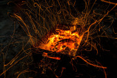 jasně oranžové jiskry z ohně na dlouhou expozici a doutnající uhlíky. trasování linky Dynamics.