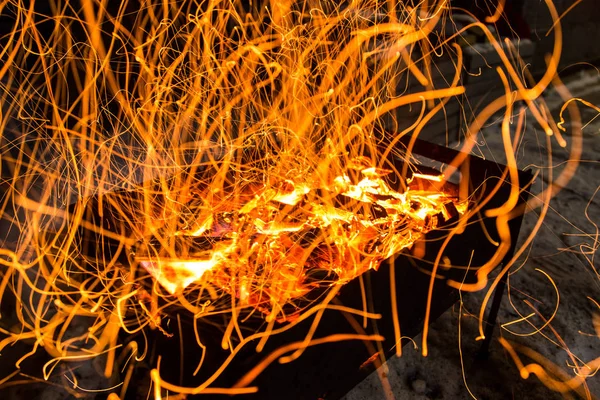 Яскраві Помаранчеві Іскри Багаття Під Час Тривалого Впливу Розпалювання Вугілля — стокове фото