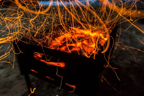 Ярко Оранжевые Искры Костра Длительном Воздействии Тлеющих Углях Следы Динамических — стоковое фото