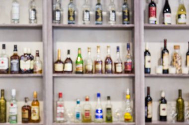 Şişe alkol bar raflara ile arka plan bulanık