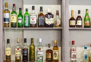 Ufa, Rusya 14 Ocak 2018: Şişe alkol bar raflara ile
