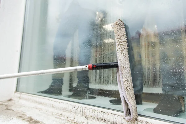 Lavage des vitres avec des outils spéciaux. Nettoyage des vitrines et devanture — Photo