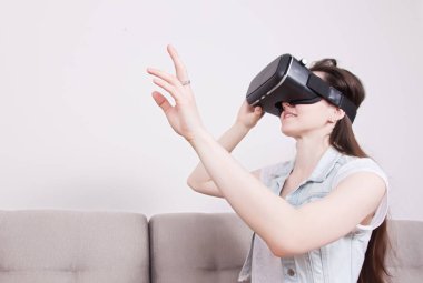 güzel kadın sanal gerçeklik bardaklarda oyun oynama.