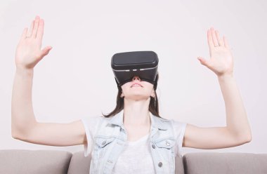 güzel kadın sanal gerçeklik bardaklarda oyun oynama.