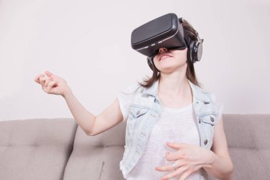 güzel kadın sanal gerçeklik bardaklarda oyun oynama.