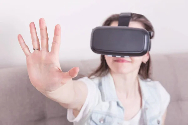 Schöne Frau spielt Spiel in Virtual-Reality-Brille. — Stockfoto
