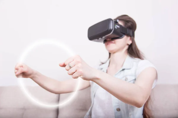 Bela mulher jogando jogo em óculos de realidade virtual . — Fotografia de Stock
