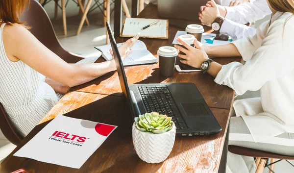 Ufa, Rusya - 14 Eylül: Gençlerden oluşan bir ekip ielts sınavına hazırlanıyor ve ofiste birlikte iletişim kuruyorlar.