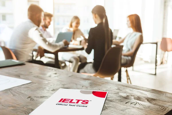 Ufa, Rusya - 14 Eylül: Gençlerden oluşan bir ekip ielts sınavına hazırlanıyor ve ofiste birlikte iletişim kuruyorlar.