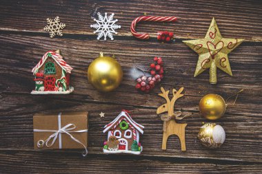 Düz kompozisyon. Noel aksesuarları ve ahşap arka planda süslemeler. Üst görünüm, boşluk kopyala