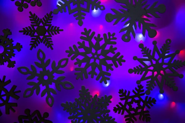 五彩缤纷的灯饰，节日背景。 圣诞节的雪花飘扬 — 图库照片