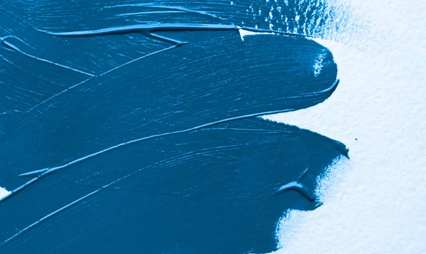 Penseel en verf textuur op papier klassieke blauw. Kleur van het jaar klassiek blauw 2020. — Stockfoto