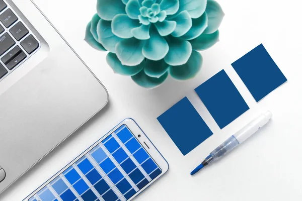 Дизайнерський стіл, палітра і ноутбук. Колір 2020 класичний синій — стокове фото