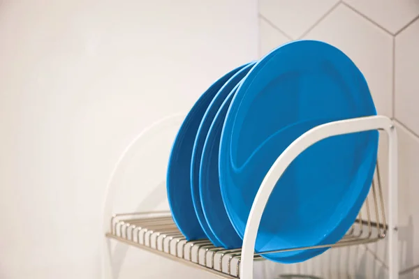 Muitas placas em um carrinho em um ralo de cozinha, cor 2020 clássico azul — Fotografia de Stock