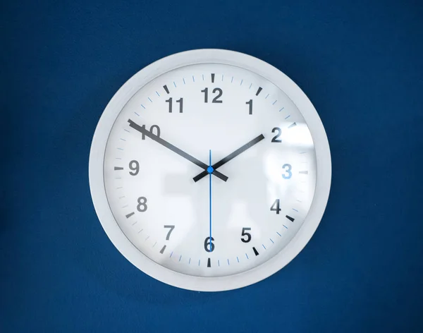 Horloge blanche sur un mur classique de couleur bleue — Photo