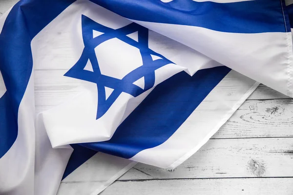 Close up tiro de azul ondulado e branco bandeira israelense. Feliz dia da independência Israel, vista superior, flat lay — Fotografia de Stock