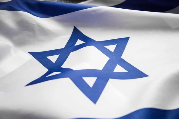 Close up tiro de azul ondulado e branco bandeira israelense. Feliz dia da independência Israel, vista superior, flat lay — Fotografia de Stock